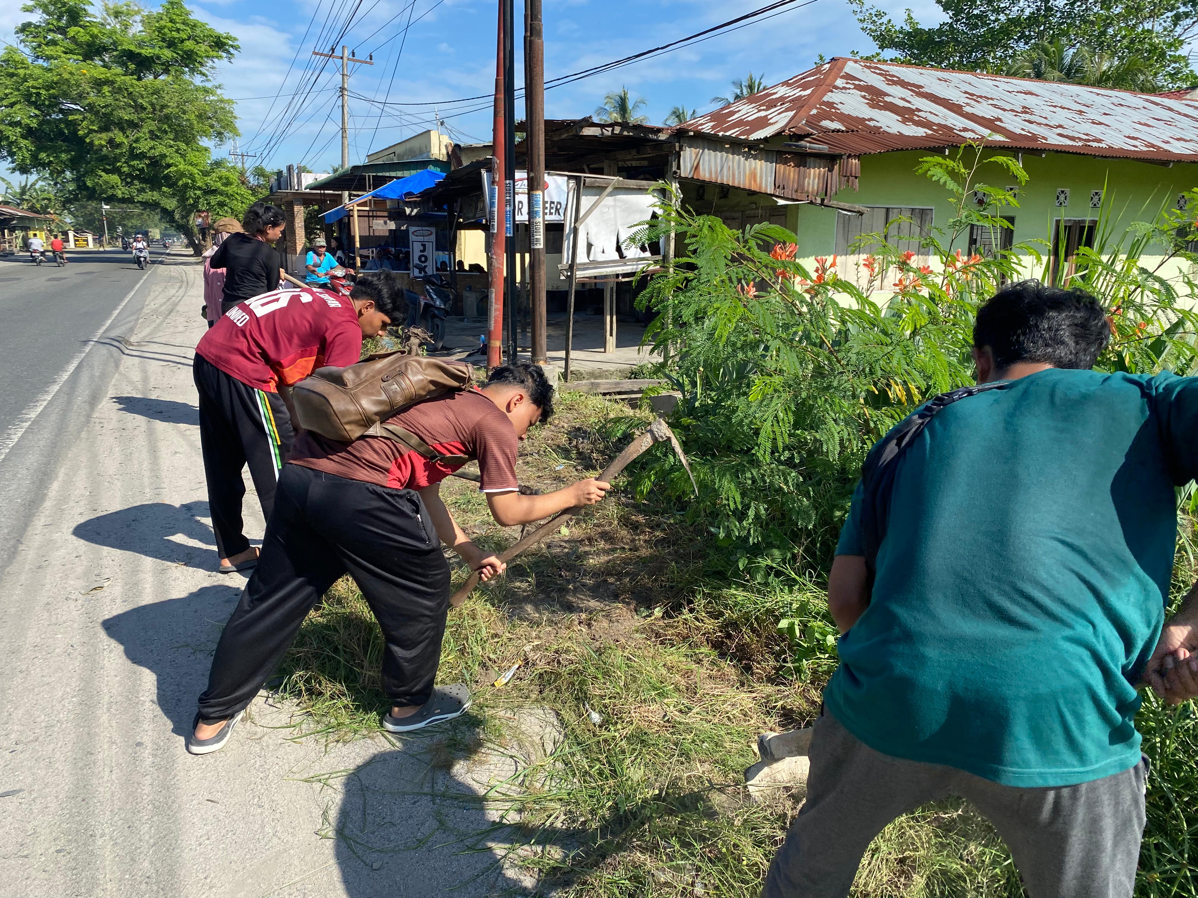 Kegiatan Gotong Royong Pembersihan Parit dan Rumput Pinggir Jalan yang Dilaksanakan Warga dan Mahasiswa KKN Unimed 2025